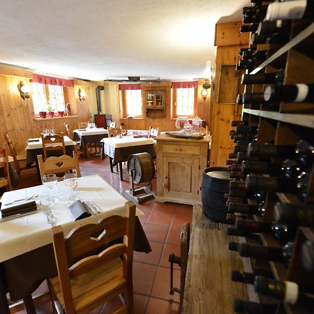 Hotel Petit Dahu - Chambres Et Restaurant Cogne Εξωτερικό φωτογραφία