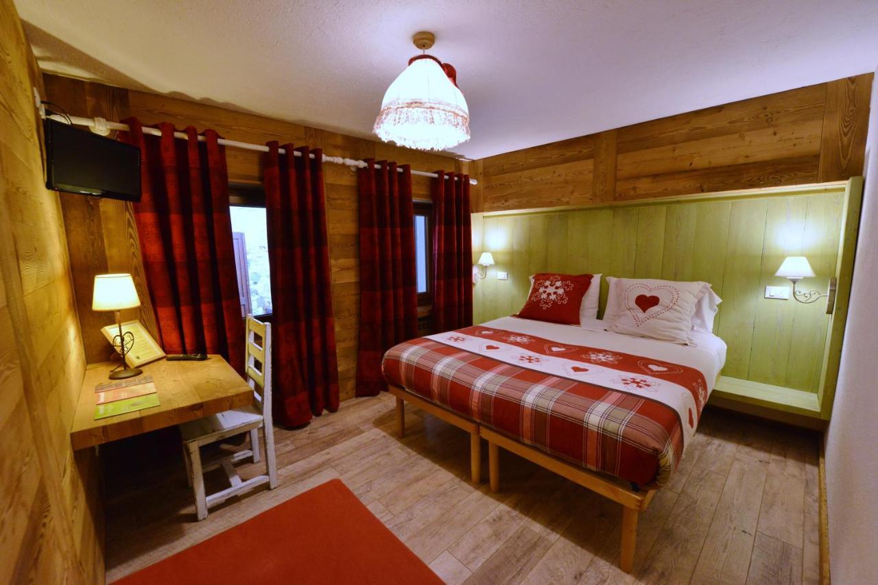 Hotel Petit Dahu - Chambres Et Restaurant Cogne Εξωτερικό φωτογραφία