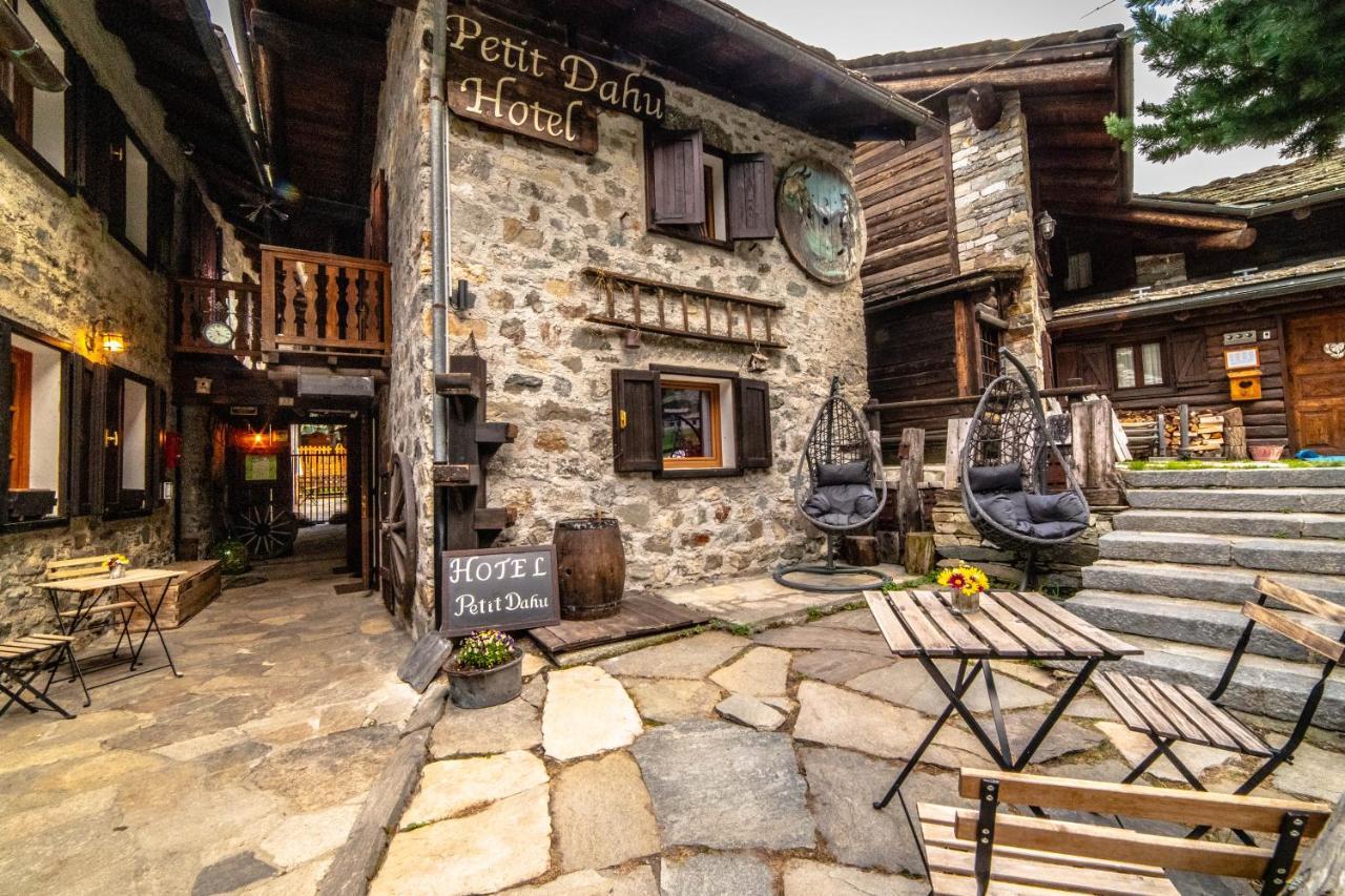 Hotel Petit Dahu - Chambres Et Restaurant Cogne Εξωτερικό φωτογραφία