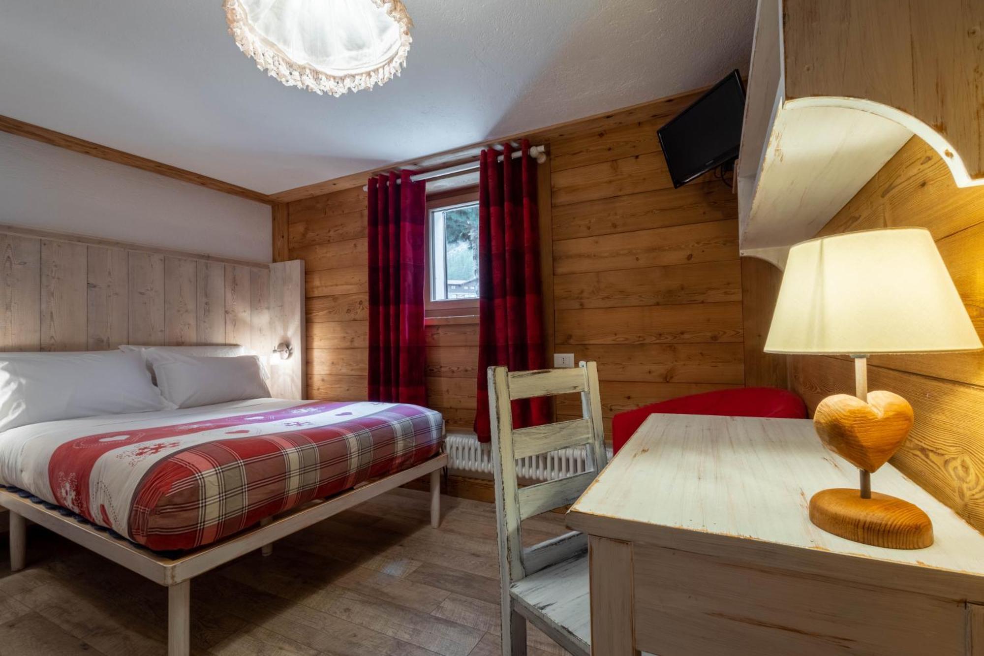 Hotel Petit Dahu - Chambres Et Restaurant Cogne Εξωτερικό φωτογραφία