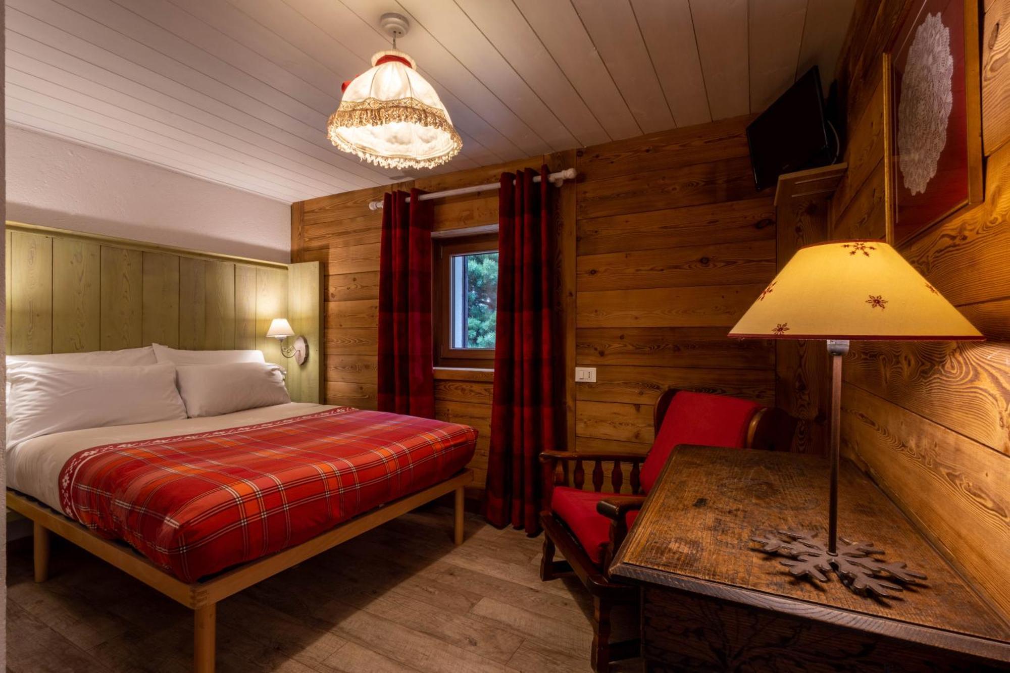 Hotel Petit Dahu - Chambres Et Restaurant Cogne Εξωτερικό φωτογραφία