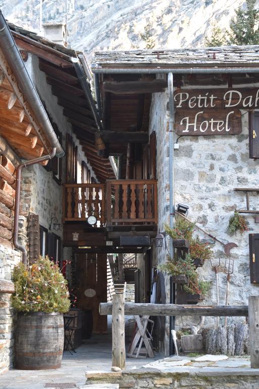 Hotel Petit Dahu - Chambres Et Restaurant Cogne Εξωτερικό φωτογραφία
