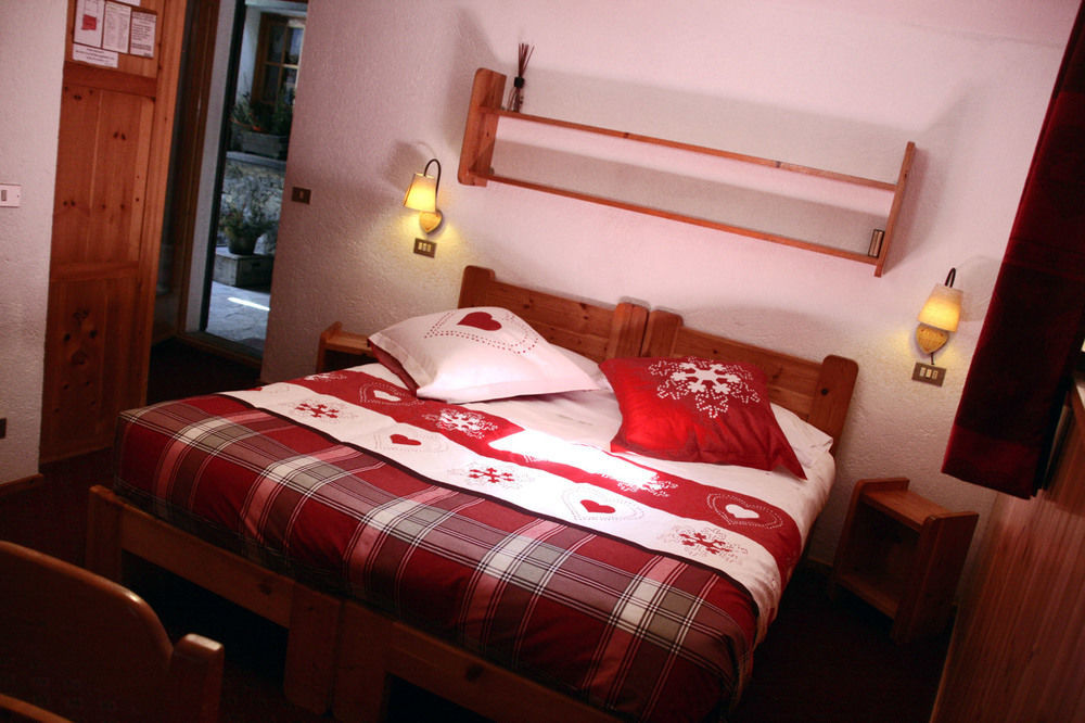 Hotel Petit Dahu - Chambres Et Restaurant Cogne Εξωτερικό φωτογραφία